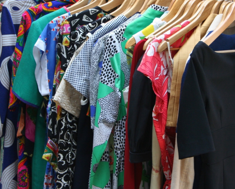 magasin-LE TIGNET-min_dresses_apparel_clothing_clothes_clothes_hangers_wooden_hangers_retail_shop_closet-1149845