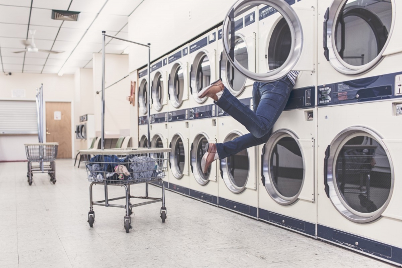 magasin-LE TIGNET-min_laundry_washing_machines_housewife_household_laundry_shop_woman_funny_accident-946996